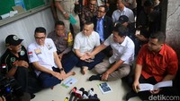 Adapun yang hadir Wakil Ketua Komisi III DPR RI Habiburokhman dalam agenda ini. Selain pimpinan, hadir di peninjauan ini anggota Komisi III DPR Arteria Dahlan, Nazaruddin Dek Gam, Habib Aboe Bakar Al Habsyi, Heru Widodo, hingga I Wayan Sudirta.