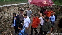 Hujan sempat mengguyur lokasi saat kedatangan rombongan Komisi III DPR. Ketika hujan mulai reda, jajaran Komisi III ini kemudian mengecek lokasi Kali Bekasi tempat penemuan jasad.