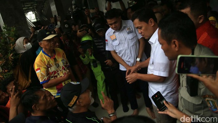 Komisi III DPR RI Cek TKP Penemuan 7 Jenazah di Kali Bekasi Komisi III DPR RI meninjau tempat kejadian perkara (TKP) temuan tujuh orang mayat di Kali Bekasi. Mereka mendalami kejadian secara langsung di TKP penemuan jasad.