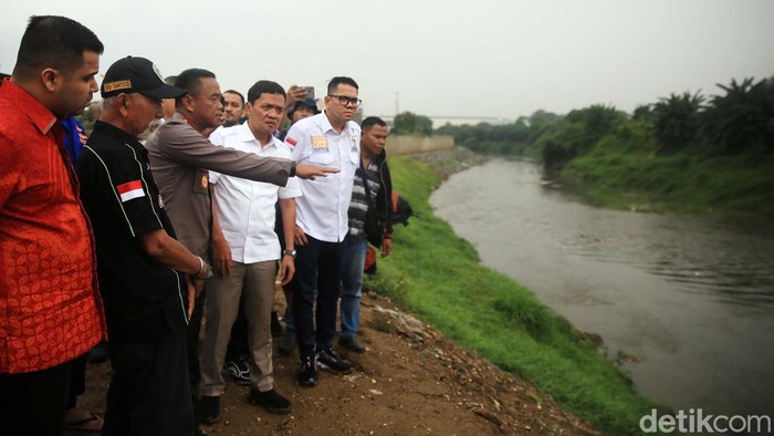 Komisi III DPR RI Cek TKP Penemuan 7 Jenazah di Kali Bekasi Komisi III DPR RI meninjau tempat kejadian perkara (TKP) temuan tujuh orang mayat di Kali Bekasi. Mereka mendalami kejadian secara langsung di TKP penemuan jasad.