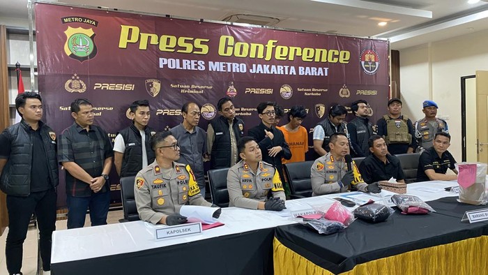 Konferensi pers kasus pelaku tawuran siram air keras dua anggota Patroli Presisi Polda Metro Jaya.