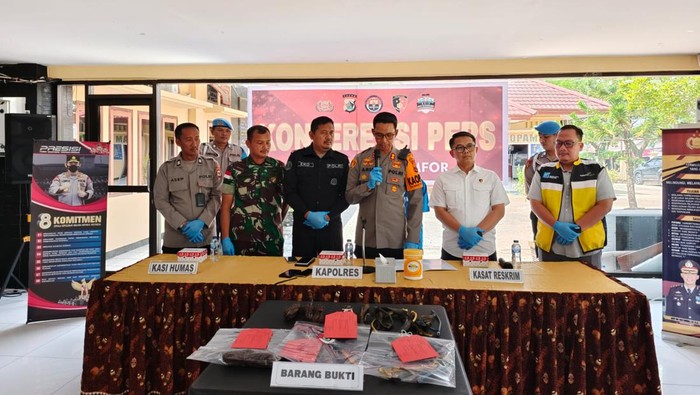 Konferensi pers kasus pencurian kabel landasan pacu Bandara Biak. Dokumen Istimewa