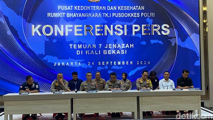 Konferensi pers di RS Polri soal update identifikasi 7 jenazah yang ditemukan di Kali Bekasi pada Minggu (22/9) (Wildan N/detikcom)