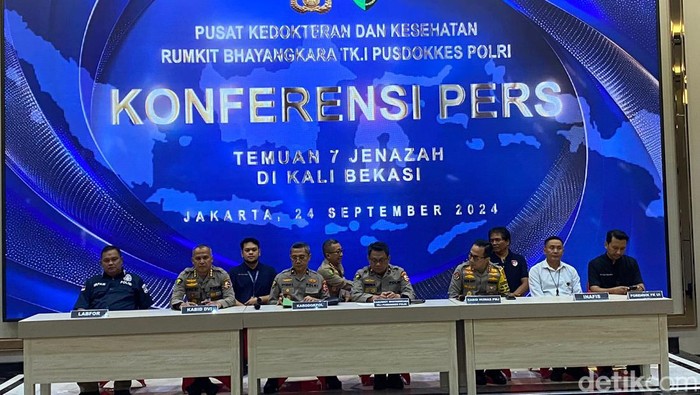 Konferensi pers di RS Polri soal update identifikasi 7 jenazah yang ditemukan di Kali Bekasi pada Minggu (22/9) (Wildan N/detikcom)