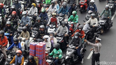 Lalu Lintas di Depan Gedung DPR Macet gegara Demo Petani
