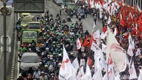Massa demo petani mulai berdatangan dengan membawa bermacam bendera.  