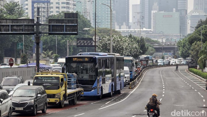 Massa menggelar demo dalam rangka memperingati Hari Tani Nasional (HTN) hari ini di Jakarta Pusat. Akibat demo ini, lalu lintas di depan Gedung DPR macet.