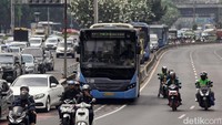 Kemacetan terpantau terjadi di depan gedung DPR/MPR, Jalan Gatot Subroto, Jakarta, Selasa (24/9/2024).  