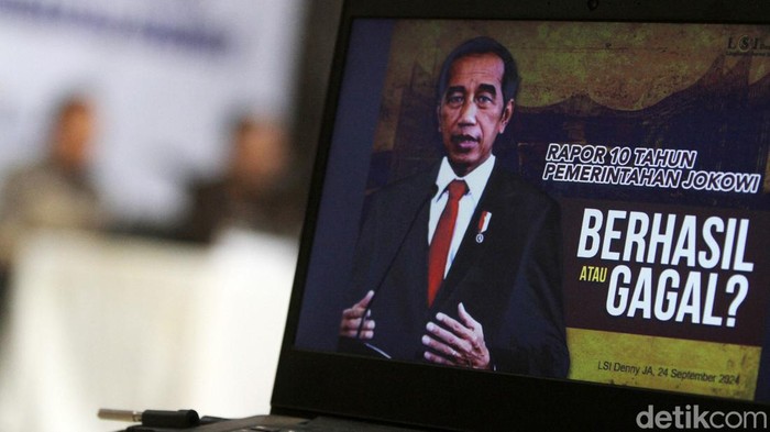 LSI Denny JA menyampaikan hasil kajian terkait 10 tahun pemerintahan Jokowi selama 2014-2024. Hasilnya, LSI Denny JA menyebutkan 10 tahun pemerintahan Jokowi mendapat 7 rapor, yaitu 3 rapor biru, 1 rapor merah, dan 3 rapor netral.