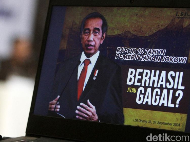 Rapor Biru dan Merah 10 Tahun Pemerintahan Jokowi