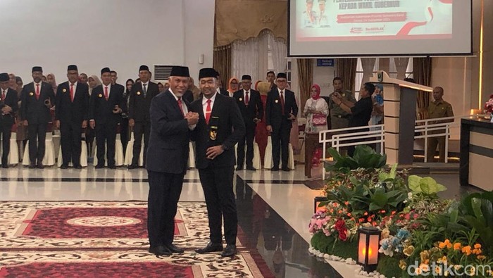 Mahyeldi saat menyerahkan Plt Gubernur Sumbar kepada Audy Joinaldy. (Foto: dok. M. Afdal Afrianto/detikSumut).