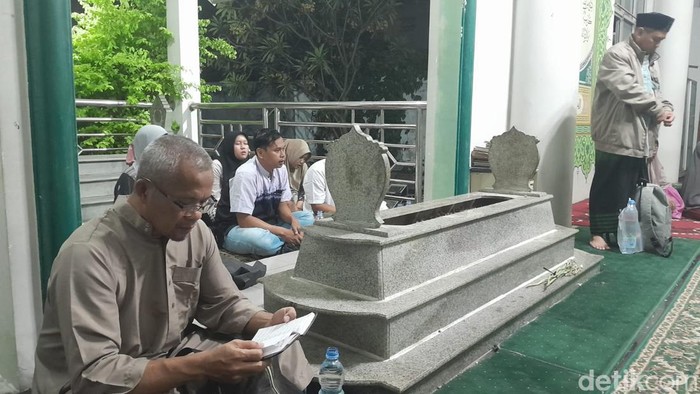 Makam Syekh Abdurrahman, di kompleks Masjid Agung Karawang