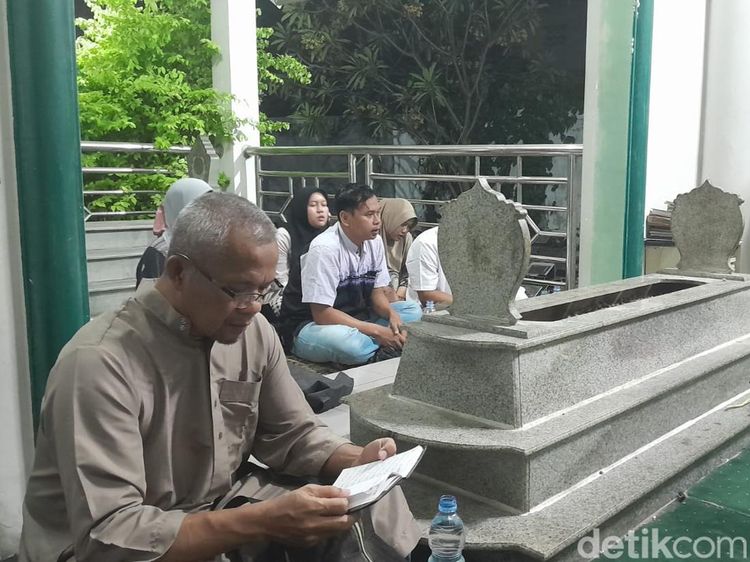 Potret Makam Syekh Abdurrahman di Karawang yang Selalu Dipadati Peziarah