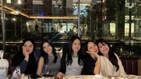 Marchella juga sosok yang hangat dengan orang-orang terdekatnya. Seringkali ia selalu menyempatkan waktu untuk makan bersama sahabatnya. Foto: Instagram/MarchellaFP