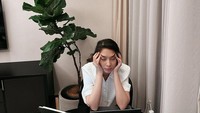 Sebagai seorang penulis, fokus dan kekuatan ide menjadi senjata andalannya. Tak jarang ia mengandalkan beberapa gelas kopi untuk membuatnya tetap konsentrasi. Foto: Instagram/MarchellaFP