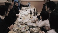 Kehangatan Marchella dan keluarganya juga tak pernah luntur. Walaupun harus berjauh-jauhan saat ulang tahun, perayaan makan malam istimewanya tetap dilakukan secara online. Foto: Instagram/MarchellaFP