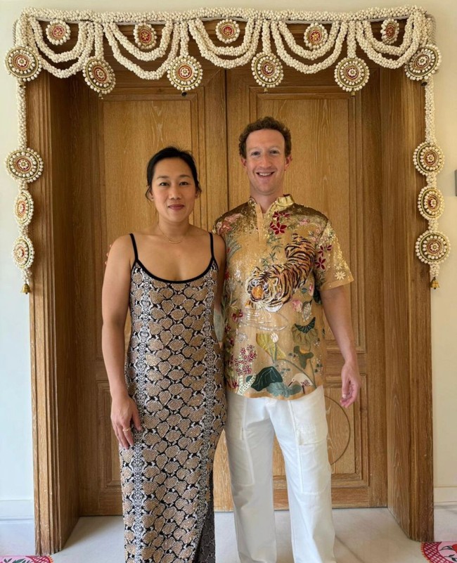 Gaya fashion Mark Zuckerberg semakin bold saat dia menghadiri pesta pre wedding crazy India, Anant Ambani. Pada foto yang diunggahnya ke Instagram, Zukerberg tampil berani memakai kemeja kuning bergambar harimau. Kemeja tersebut merupakan keluaran desainer couture India, Rahul Mishra. Foto: Dok. Instagram Mark Zuckerberg