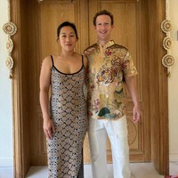 Gaya fashion Mark Zuckerberg semakin bold saat dia menghadiri pesta pre wedding crazy India, Anant Ambani. Pada foto yang diunggahnya ke Instagram, Zukerberg tampil berani memakai kemeja kuning bergambar harimau. Kemeja tersebut merupakan keluaran desainer couture India, Rahul Mishra. Foto: Dok. Instagram Mark Zuckerberg
