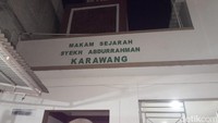 Makam Syekh Abdurrahman yang terletak di kompleks Masjid Agung Karawang, menjadi tujuan utama bagi banyak pelancong. Apalagi di bulan Ramadan seperti sekarang. (Asti Azhari/detikTravel)
