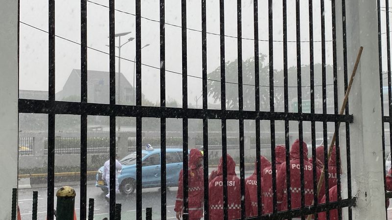 Massa demo Hari Tani Nasional bubarkan diri dari depan DPR (Devi/detikcom)