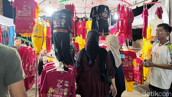 Masyarakat melihat baju pelaku UMKM saat penutupan PON di Sumut (Kartika Sari/detikSumut)