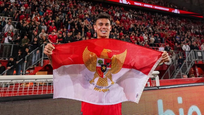 ENSCHEDE, NETHERLANDS - SEPTEMBER 17: Mees Hilgers of FC Twente with a flag of Indonesia during a Dutch Eredivisie match between FC Twente and sc Heerenveen at De Grolsch Veste on September 17, 2024 in Enschede, Netherlands. (Photo by René Nijhuis/BSR Agency/Getty Images)