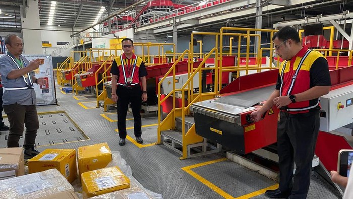 Petugas bekerja di gudang logistik impor-ekspor DHL Express di Jakarta, Selasa (24/9/2024).