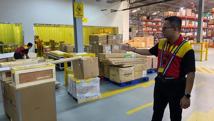 Petugas bekerja di gudang logistik impor-ekspor DHL Express di Jakarta, Selasa (24/9/2024).