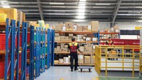 Petugas bekerja di gudang logistik impor-ekspor DHL Express di Jakarta, Selasa (24/9/2024).