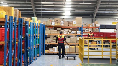 Mengintip Kesibukan Gudang Logistik Ekspor-Impor di Jakarta