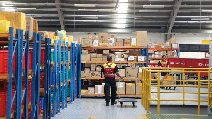 Petugas bekerja di gudang logistik impor-ekspor DHL Express di Jakarta, Selasa (24/9/2024).