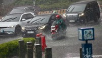 Badan Meteorologi, Klimatologi, dan Geofisika (BMKG) mengungkap sebagian besar wilayah Indonesia bakal mengalami puncak musim hujan lebih cepat pada tahun ini.  BMKG memprediksi sebanyak 10,7 persen dari 669 ZOM di Indonesia sudah mulai mengalami musim hujan pada September ini.