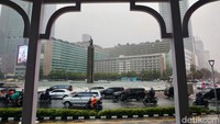 Sejumlah pengendara melintas di kawasan Bundaran Hotel Indonesia, Jakarta, yang diguyur hujan Selasa (24/9/2024) siang.