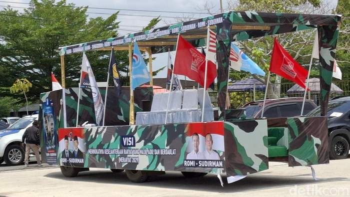Mobil hias kampanye damai Romi-Sudirman bercorak TNI.