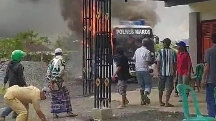 Mobil sim keliling Polres Maros terbakar.