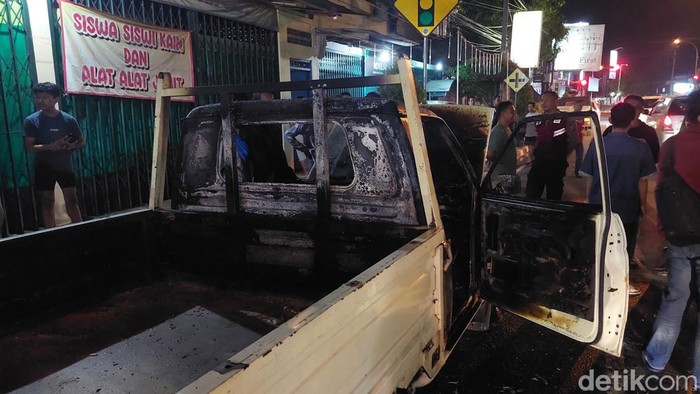 Kondisi mobil pasca terbakar hebat di Wates, Kulon Progo, Senin (23/9)