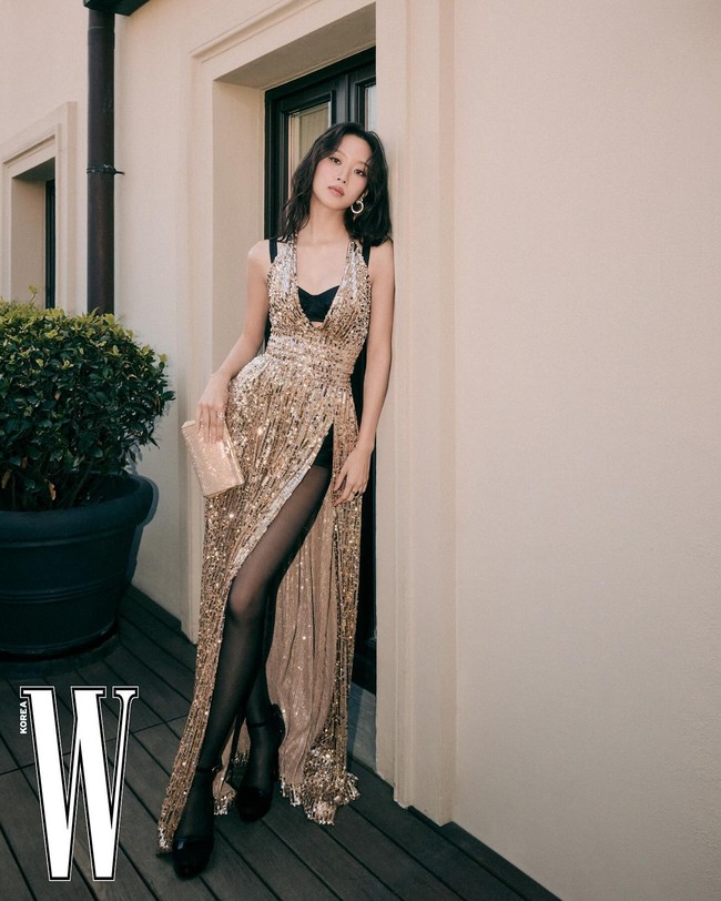 Ini bukan pertama kalinya Moon Ga Young sebagai global ambassador Dolce & Gabbana. Tahun lalu, Moon Ga Young memakai korset transparan yang mengekpsos underwear-nya. Foto: Instagram