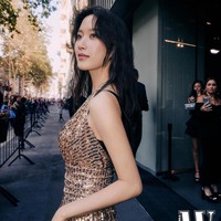 Kali ini, Moon Ga Young tampil berani memakai korset hitam di balik dress yang penuhi manik-manik berwarna gold. Busana yang dikenakan Moon Ga Young mengekspos bagian payudaranya. Foto: Instagram