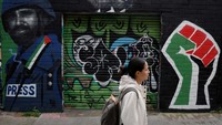 Mural itu menampilkan jurnalis foto Gaza Motaz Azaiza. Motaz Azaiza adalah pewarta perang yang selama ini meliput kekejaman Israel di Jalur Gaza.