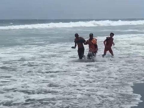 Nelayan asal Pacitan, Jawa Timur, yang terdampar di pantai Kabupaten Kulon Progo, DIY, Selasa (24/9/2024) siang.