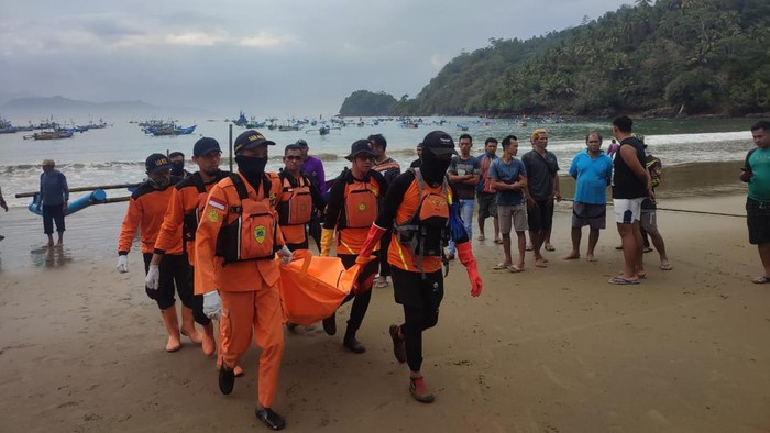 Nelayan Trenggalek ditemukan tewas usai tersapu ombak saat cari kerang