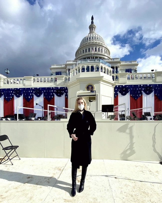 Sejak awal kariernya, Nuzzi juga terlibat dalam proyek-proyek media lain, termasuk penampilan singkat di serial Billions. Dia juga merilis serial dokumenter berjudul Working Capital yang menampilkan wawancara dengan tokoh-tokoh terkenal, seperti miliarder Mark Cuban. Foto: dok. Instagram @olivianuzzix