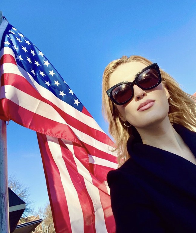 Nuzzi bergabung dengan New York Magazine sejak 2017, dikenal karena artikel-artikelnya yang tajam dan mendalam tentang tokoh-tokoh politik, serta laporan kampanye presiden. Wanita 31 tahun itu namanya dikenal luas melalui tulisan-tulisan yang berani hasil dari wawancara. Foto: dok. Instagram @olivianuzzix