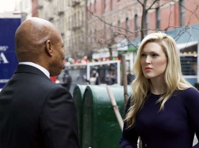 Dalam pernyataan publik, Nuzzi bersikeras bahwa hubungannya dengan Kennedy tidak pernah bersifat fisik. Menurut laporan dari CNN, hubungan tersebut lebih bersifat emosional dan digital. Sebuah sumber lain yang dekat dengan Nuzzi mengungkap kepada Puck News bahwa dia mengirimkan foto sensual tapi masih sopan kepada Kennedy. Foto: dok. Instagram @olivianuzzix