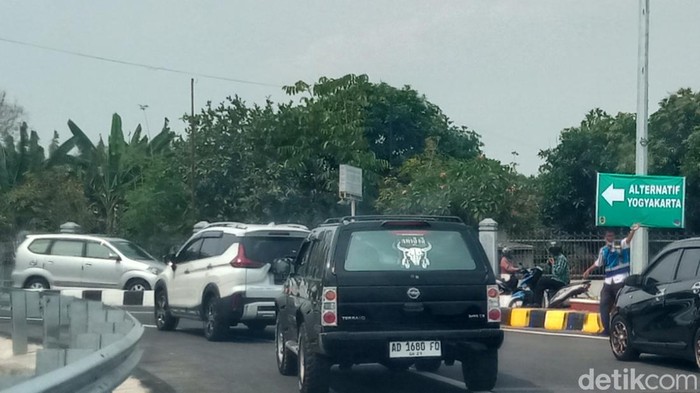 Papan rambu penunjuk arah jalur alternatif ke Yogya dari exit tol Ngawen.
