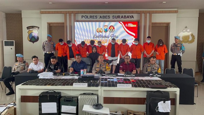 Para WNA tersangka komplotan scamming saat dihadirkan di Polrestabes Surabaya