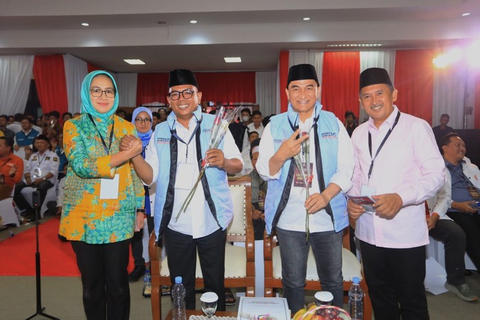 Pasangan Airin Rachmi Diany dan Ade Sumardi memberikan mawar merah dan putih kepada pasangan Andra Soni-Dimyati Natakusumah.