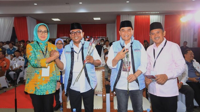 Pasangan Airin Rachmi Diany dan Ade Sumardi memberikan mawar merah dan putih kepada pasangan Andra Soni-Dimyati Natakusumah.