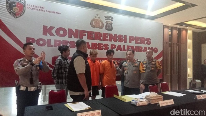 Pelaku Redo, pembunuh tukang ojek di Palembang saat ditanyai polisi.