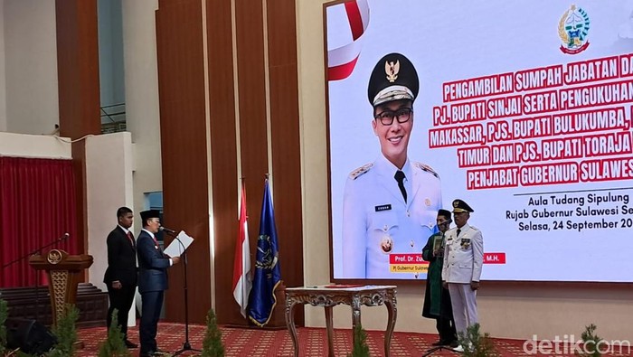 Pelantikan Pj Bupati Sinjai di Aula Tudang Sipulung Rujab Gubernur Sulsel. Nur Hidayat Said/detikSulsel